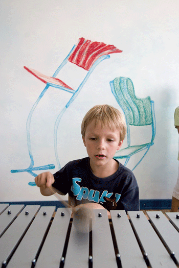 "Tanzende Stühle" Fotos: Peter Schinzler