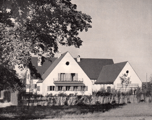 Gesamtansicht Wohnhaus und Fruchtsaftkellerei Vollmann in München von Norden. Die Zeitschrift nennt Riem als Standort. Links am Bildrand verläuft die Weltenburger Straße.