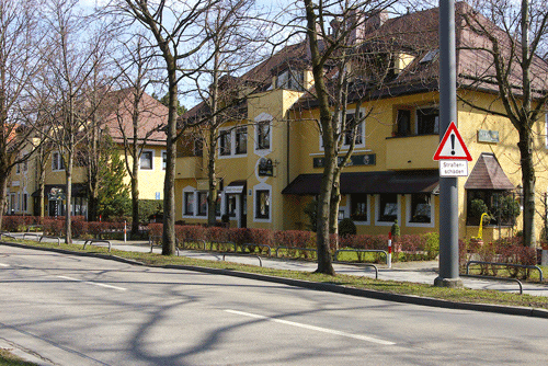 Häuser der Villenkolonie »Am Priel-Hof«, heute: Oberföhringer Straße Nr. 44 (vorne im Bild) ist heute Gaststätte und Nr. 42 (hinten), der ehemalige »Priel-Hof«, ist ein Geschäftshaus. hpt © Verein für Stadtteilkultur im Münchner Nordosten e.V., 2008.
