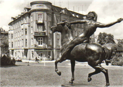 "Reitende Amazone" in Eberswalde mit Blick auf das Eckhaus Schicklerstraße 1 nach 1962