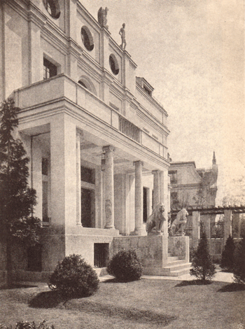 Der mit Säulen und Balkon akzentuierte Haupteingang an der Westseite der ehemaligen Becker-Villa um 1912; im Hintergrund rechts die direkt benachbarte Doppelvilla Possart-Klug, Maria-Theresia-Straße 25; Buchscan aus: Bayerischer Architekten- und Ingenieur-Verein (Hg.): München und seine Bauten, München 1912, S. 390.
