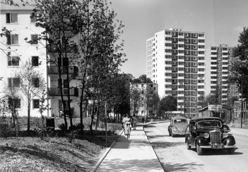 Postkarte (ungelaufen), 1956. Zu sehen ist die Buschingstraße vor der Einmündung in die Stuntzstraße. Im Hintergrund die Hochhäuser Buschingstraße 43 und 45