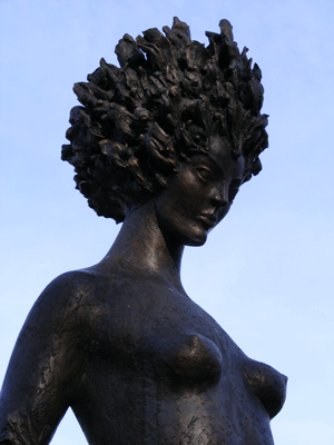 Daphneskulptur in der Wahnfriedallee (2007) und Ausschnitte Skulptur (2008) © dietlind pedarnig