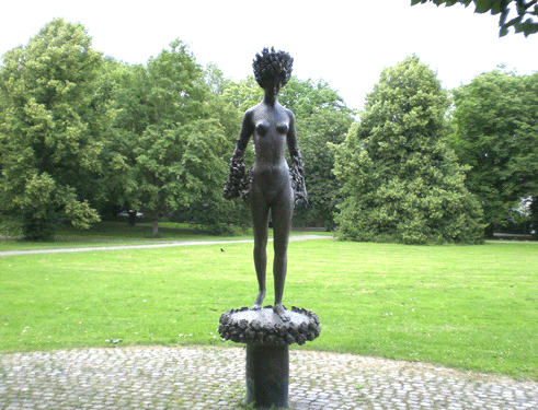 Daphneskulptur in der Wahnfriedallee (2007) und Ausschnitte Skulptur (2008) © dietlind pedarnig
