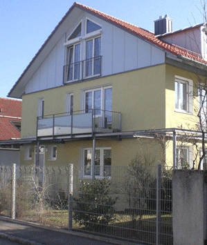 Haus Kulmer Straße 6, eins der ersten Häuser in der Denninger Kolonie, wurde noch eigenem Brunnen und einer Abortgrube im Garten geplant. Vor wenigen Jahren wurde das Haus abgerissen und durch einen Neubau ersetzt.