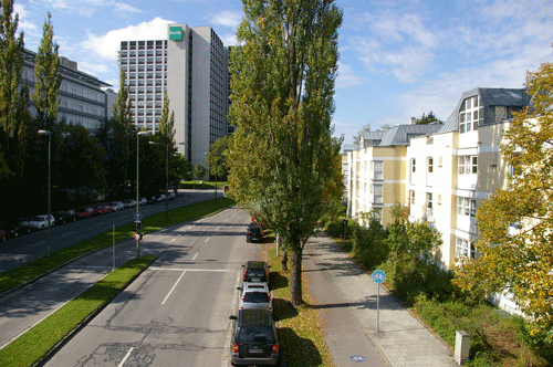 Englschalkinger Straße mit Blick auf das "Sternhaus" der BayWa AG (Arabellastraße 4), hpt © Verein für Stadtteilkultur im Münchner Nordosten e.V.