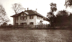 Gutsbetrieb mit Pferdehandlung von J. Kaupper an der Englschalkinger Straße 136a, fotografiert von Georg Pettendorfer 1925. Buchscan aus: "Links und rechts der Isar. Bilder aus dem groß- und kleinbürgerlichen München 1895 - 1935", hrsg. von Richard Bauer, München 1991.