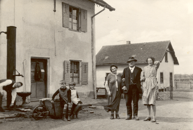 Daglfings Bürgermeister Wilhelm Flaschenträger auf dem Grundstück Englschalkinger Straße 199, im Jahr 1928