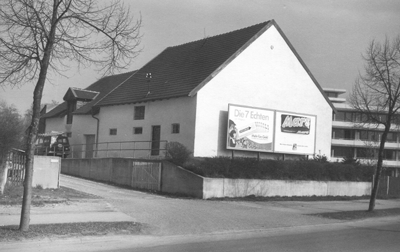 Flaschenträger-Anwesen im Jahr 1971, rechts im Hintergrund die Wohnanlagen des Cosimaparks.