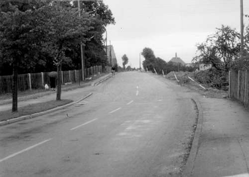 Blick auf die Englschalkinger Straße stadtauswärts nach Denning in den 1950er-Jahren; im Hintergrund der Umriss der Ostpreußenschule