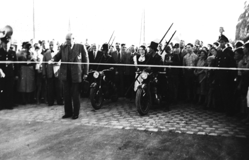 Oberbürgermeister Thomas Wimmer weiht den neuen Streckenabschnitt der Englschalkinger Straße ein (1952).© Verein für Stadtteilkultur im Münchner Nordosten e.V.