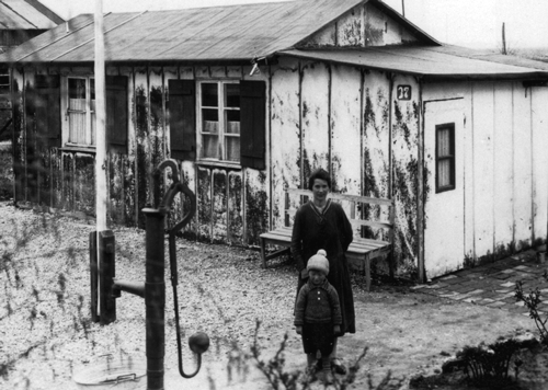 In der Evastraße, 1935. Im Vordergrund der Pumpschwengel des Wasserbrunnens © Verein für Stadtteilkultur im Münchner Nordosten e.V.