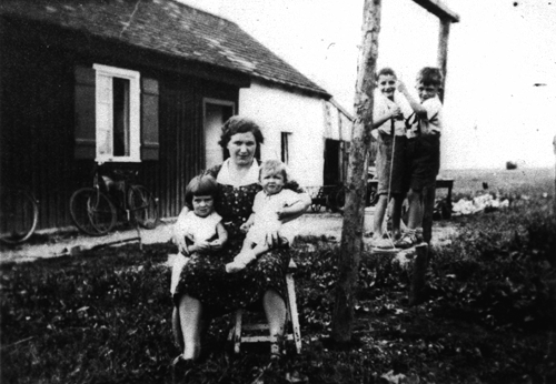 Familie Mooser in der wilden Siedlung an der Evastraße, 1930er-Jahre © Verein für Stadtteilkultur im Münchner Nordosten e.V.