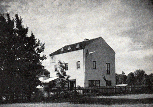 Giebelseite Haus Gellertstraße 10 gegen Osten mit großer Schaukel, aus: Die Bauzeitung, Stuttgart 5. April 1932, S. 113.