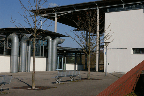 Helen-Keller-Realschule 2008; rechts das Schulhauptgebäude, links die separate Turnhalle / Aula; hpt © Verein für Stadtteilkultur im Münchner Nordosten e.V.