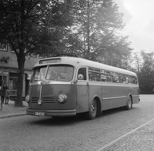 Buslinie N am Herkomerplatz, Ende 1950er-Jahre; © helmut keller. Im Hintergrund das Schreibwarengeschäft "Büchel", Herkomerplatz 2.