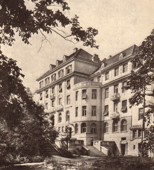Wohnhaus Herzogparkstraße 1 mit dem neubarockisierenden Treppenaufgang zur Montgelasstraße hinauf. Schön zu sehen der "gebogte Zwischenraum". Buchscan aus: Bayerischer Architekten- und Ingenieur-Verein (Hg.): München und seine Bauten, München 1912, S. 372.