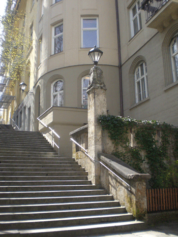 der von Eugen Drollinger im neubarocken Stil entworfene Treppenaufgang von der Herzogparkstraße zur Montgelasstraße hinauf © dietlind pedarnig (2008)