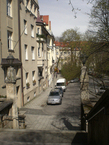 Blick vom Treppenaufgang in die Herzogparkstraße hinunter; im Hintergrund der "Querriegel" der Mietshäuser der Mauerkircherstraße; © dietlind pedarnig 2008