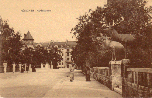 historische Ansichtskarte, ca. Jahrhundertwende; im Hintergrund die Häuser der Ismaninger Straße, vorne die Hirsch-Skulpturen der "Villa Lindenhof"