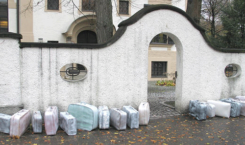 Installation "17 KOFFER WEISS" von Wolfram P. Kastner und Peter Weismann, 2004, vor dem Hildebrandhaus, Siebertstraße 2. Quelle: s.o.