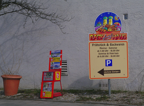 Das Café "Backspielhaus" mit Gast- und Produktionsräumen (linker Gebäudeteil und Innenhof). hpt © Verein für Stadtteilkultur im Münchner Nordosten e.V. (2013)