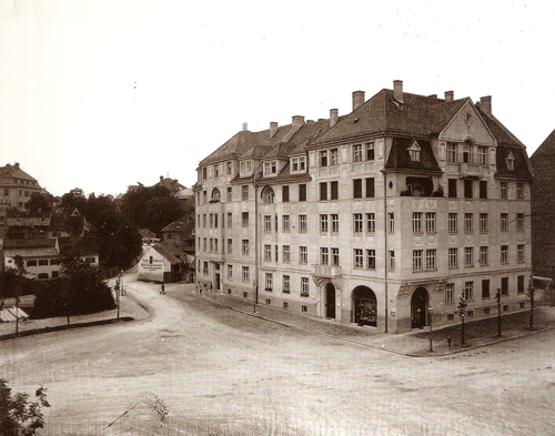 Süd- und Ostseite des Kufsteiner Platzes (Hausnummern 2 und 4) fotografiert von Georg Pettendorfer am 16.8.1909. Während die Südseite schon mit großbürgerlichen Mietspalästen bebaut ist, zeigt sich der Anstieg zur Hangkante bzw. zur Montgelasstraße noch mit dörflicher Kleinbebauung. Quelle: Stadtarchiv München, Sign. DE-1992-FS-NL-PETT1-1889