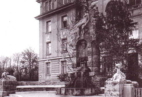 der Diana-Brunnen vor dem Mietshaus von Eugen Dollinger im Jahr 1910; Quelle: Buchscan aus: "Der Herzogpark. Wandlungen eines Zaubergartens", hrsg. von Willibald Karl, München 2000.