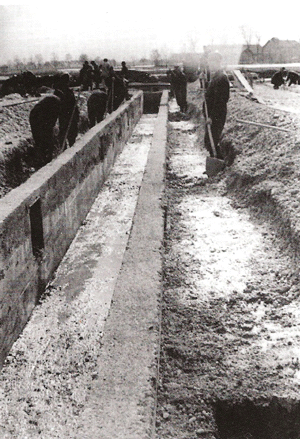 Arbeitskompanie beim Freilegen der Heizkanalwände, März 1940. Quelle s.o.