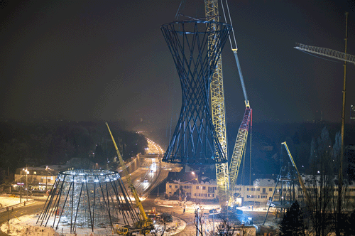 "Finale" beim Aufbau der Monumentalskulptur am 30. Januar 2011; Foto: Haubitz + Zoche