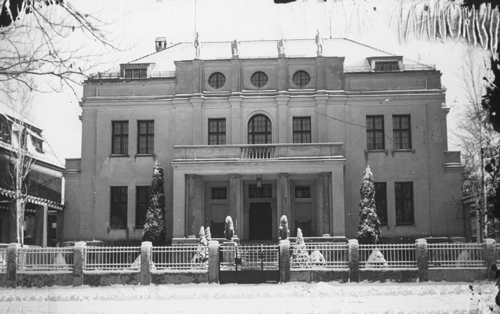 Vorderseite der Becker-Villa zur Maria-Theresia-Straße hin. Den Eingangsbereich im Mittelportal flankieren begrüßend zwei steinerne Marzocco-Löwen ... Fotografie Georg Pettendorfer, 30. Januar 1907 © Stadtarchiv München Sign. DE-1992-FS-NL-PETT1-2335