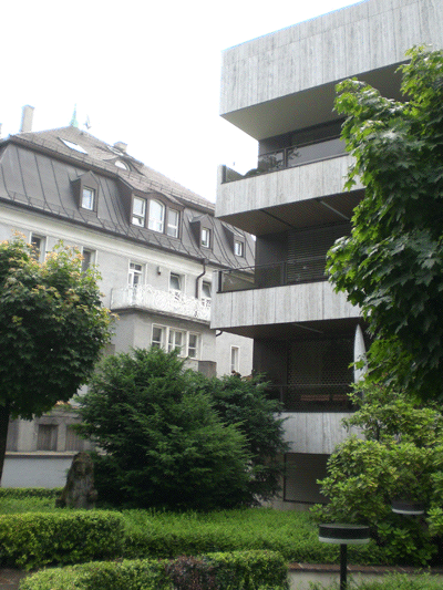 Rechts im Bild der Neubau anstelle der Beckervilla, links die Bechtolsheim-Villa, Maria-Theresia-Straße Nr. 27, die dem gleichen Schicksal entkommen ist © dietlind pedarnig (2007)