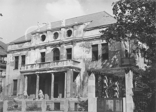 Villa Becker nach den Kriegszerstörungen, fotografiert am 4. Mai 1946. © Stadtarchiv München Sign. DE-1992-FS-STR-1178