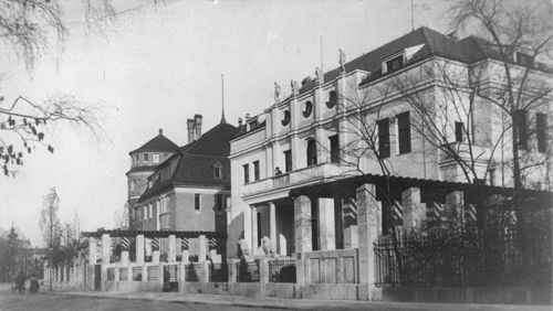 Imposante Nachbarschaft: Becker-Villa (im Vordergrund) und Bechtolsheim-Villa, Maria-Theresia-Straße Nr. 27, Fotografie von Georg Pettendorfer, ca. 1910 © Stadtarchiv München Sign. DE-1992-FS-NL-PETT1-2337