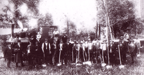 Straßenbaukolonne an der Mauerkircherstraße, 1912; Scan aus: Karl, Willibald (Hg.): Der Herzogpark. Wandlungen eines Zaubergartens, München 2000, S. 81