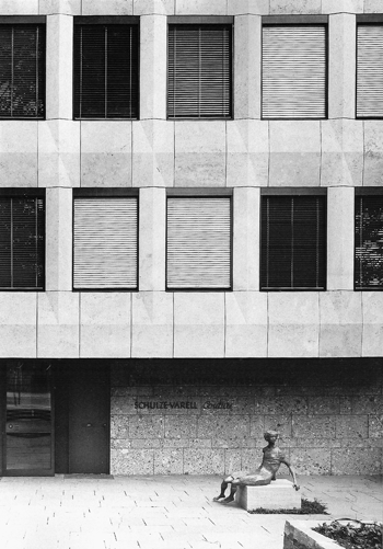 Bronzeskulptur »Sitzende Frau« ehemaliger Standort Möhlstraße 12. Quelle: © Buchscan aus: "75 Jahre Planen und Bauen. 1924–1999. Arbeiten eines Münchner Architekturbüros in drei Generationen", Ausstellung in der Bayerischen Versicherungskammer November 1999, mit freundlicher Genehmigung von Claus Winkler.