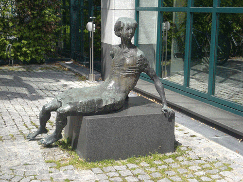 Bronzeskulptur »Sitzende Frau« mit neuem Standort in der Paul-Heyse-Straße 38 © dietlind pedarnig, 2008.