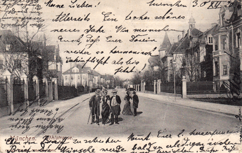 Blick in die Möhlstraße Richtung Händelstraße. Historische Ansichtskarte, Fotomontage, um 1907. Links: (im Vordergrund beginnend) Möhlstraße 17, dann Möhlstraße 19 und Möhlstraße 21. Die Hausnummern Möhlstraße 23 und Möhlstraße 25 stehen noch nicht. Es folgt nach der Baulücke Möhlstraße 27. Rechts: (im Vordergrund beginnend): Möhlstraße 22, Möhlstraße 24, Möhlstraße 26 und Möhlstraße 28. (Angaben mit herzlichem Dank an Frau Dr. Scola für die Recherche)
