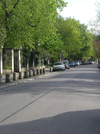 am Wochenende immer noch ein beschaulicher Villenvorort: Blick in die Möhlstraße Richtung Süden, Frühjahr 2008 © dietlind pedarnig