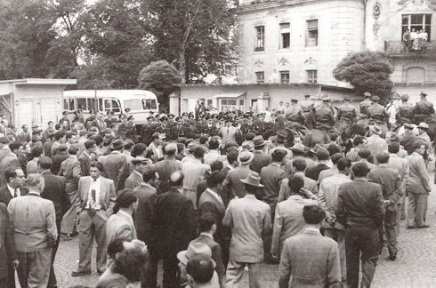Konfrontation zwischen Münchner Polizei und demonstrierenden Kaufleuten vor der Düll-Villa, Ecke Möhl-/Höchlstraße im August 1948. Vor der Villa stehen die Baracken des Schwarzmarktes. Quelle: Buchscan, aus: Karl, "Möhlstraße", 1998 / 2002.