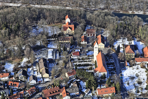 Luftbildaufnahme St. Lorenz im Januar 2009; mit freundlicher Genehmigung von Klaus Leidorf; Copyright: Klaus Leidorf Luftbilddokumentation; Quelle: http://www.leidorf.de/index.php. Die Aufnahme zeigt deutlich den alten Dorfkern Oberföhrings und den Verlauf der Muspillistraße im Bogen um die Pfarrkirche herum. Am oberen Bildrand verläuft die Isar.