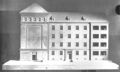 Modell eines Wohnblocks mit integrierten Bunker an der Prinzregentenstraße. Die Wohngebäude entstanden im Rahmen der Baumaßnahmen zur "Hauptstadt der Bewegung". Stadtarchiv München.