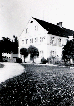 Das ehemalige Schulgebäude Muspillistraße 27, links das Schulnebengebäude; Quelle: privat.