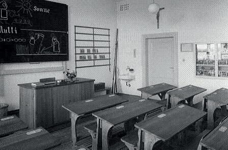 Neue Volksschule Englschalking a. d. Ostpreußenstraße, fotografiert vom Stadtbauamt München; Quelle: Fritz Lutz: "Daglfing, Denning, Englschalking, Johanneskirchen. 50 Jahre bei München (1930 - 1980)", Festansprache, München 1982.