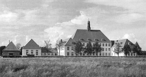 Neue Volksschule Englschalking a. d. Ostpreußenstraße, fotografiert vom Stadtbauamt München; Quelle: Fritz Lutz: "Daglfing, Denning, Englschalking, Johanneskirchen. 50 Jahre bei München (1930 - 1980)", Festansprache, München 1982.