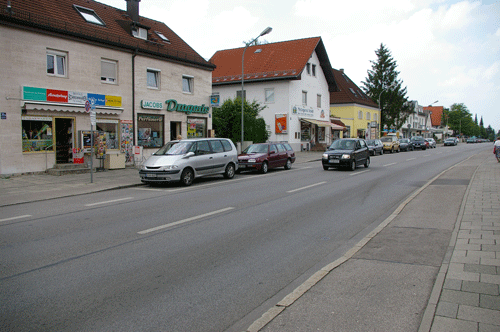 die westliche Ostpreußenstraße 2007: links die beiden Traditionsgeschäfte der Ostpreußenstraße, das Schreibwarengeschäft Stangl und Drogerie Jakobs; hpt © Verein für Stadtteilkultur im Münchner Nordosten e.V.