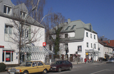 Im Vordergrund der Neubau mit der Stadtsparkasse, nach der Einmündung Dirschauer Straße das renovierte Gebäude des ehemaligen Postamts, heute Wohnhaus mit Geschäften im Erdgeschoss. Genau gegenüber lag ehemals das "Gasthaus zur Post". Historische Fotoquelle: "Dörfer auf dem Ziegelland", hrsg. von Willibald Karl, München 2002; Farbfoto 2008: © dietlind pedarnig