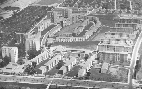 Luftbildaufnahme Parkstadt Bogenhausen 1958 im Geviert von Richard-Strauss-Straße (vorne), Stuntzstraße (rechts), Schreberweg (links) und Gotthelfstraße (oben). Postkarte, Arero-Express, Archiv-Nr. 38.