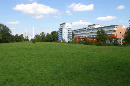 Häuser Preziosastraße, links das Heizkraftwerk Nord
