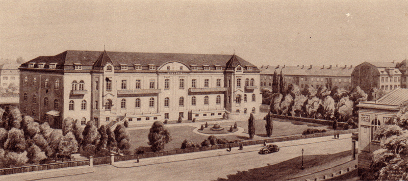 Das Gebäude der "Gisela"-Versicherung am Prinzregentenplatz 7/9 um 1903; rechts ist ein Eck des Prinzregententheaters zu sehen; historische Ansichtskarte (privat)